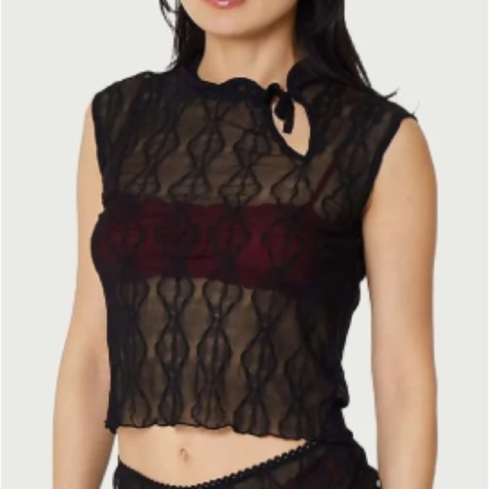 Find me now the label, Mariposa Keyhole Tee, NWT